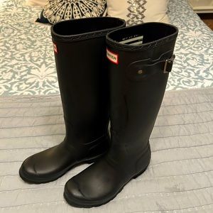 Sz 7 black Hunter boots, rarely worn